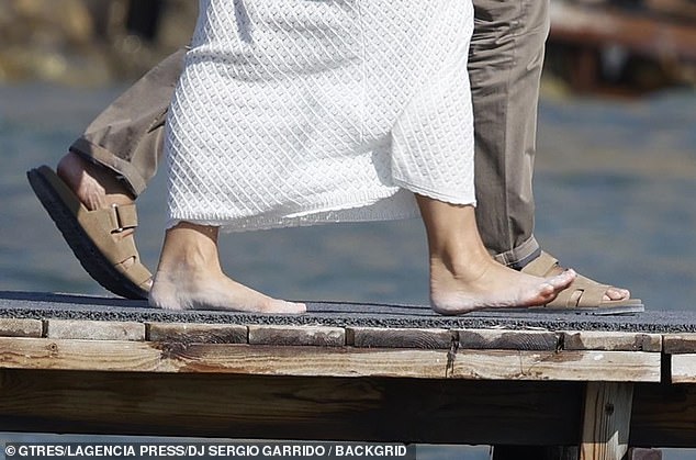 Samo dan nakon što je hrabro prevrnuo stjenovit teren u nebeskim stilettosima, Lauren joj je izbacila cipele i bosila se na plaži i pločniku