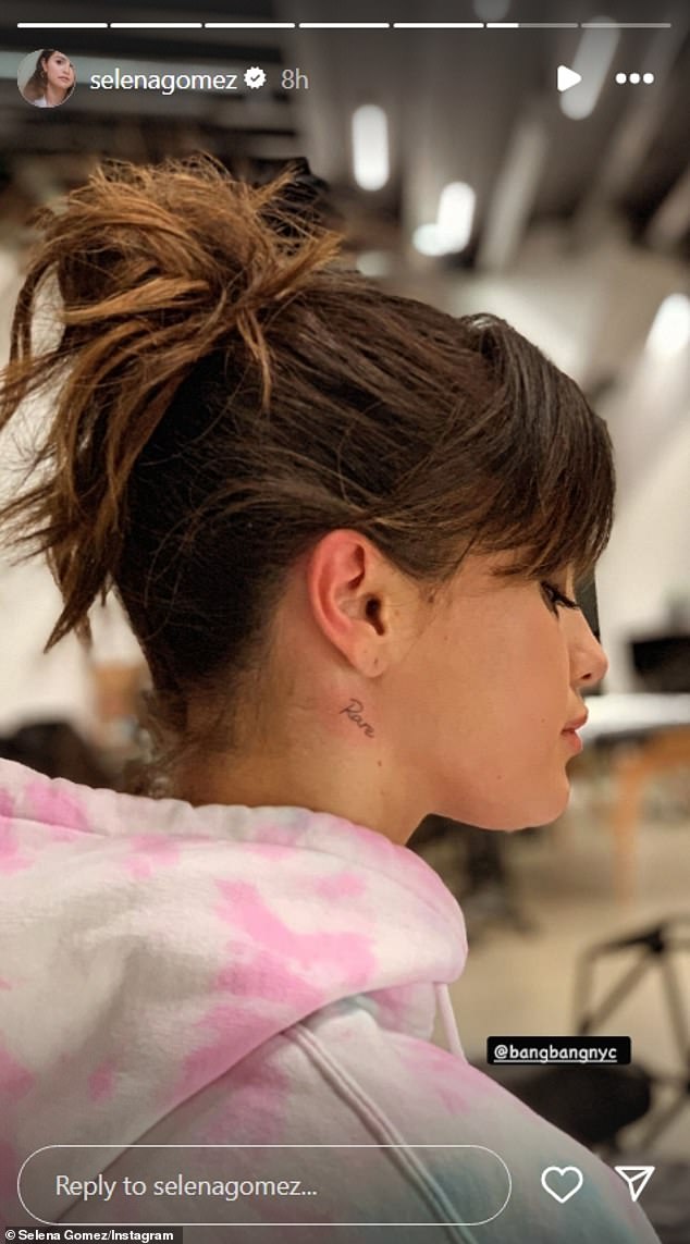 Istog dana kada je izdanje Podcast epizode, glumica je također otkrila da je otputovala u New York City i tamo dobila novu tetovažu. U postu na Instagramu, pjevačica je pokazala nježno 'rijetko' napisano, napisano kurzivno, s desne strane njezina vrata