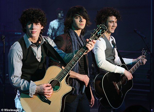 Rekla je da joj je Swift svirao pjesmu otprilike u vrijeme kad su se družili s dvije braće Jonas. Gomez je od Nicka Jonasa (lijevo) datirao dvije godine od 2008. do 2010. godine, dok je Swift datirao Joea Jonasa (u sredini) četiri mjeseca; (LR) Nick, Joe i Kevin Jonas viđeni 2008. godine