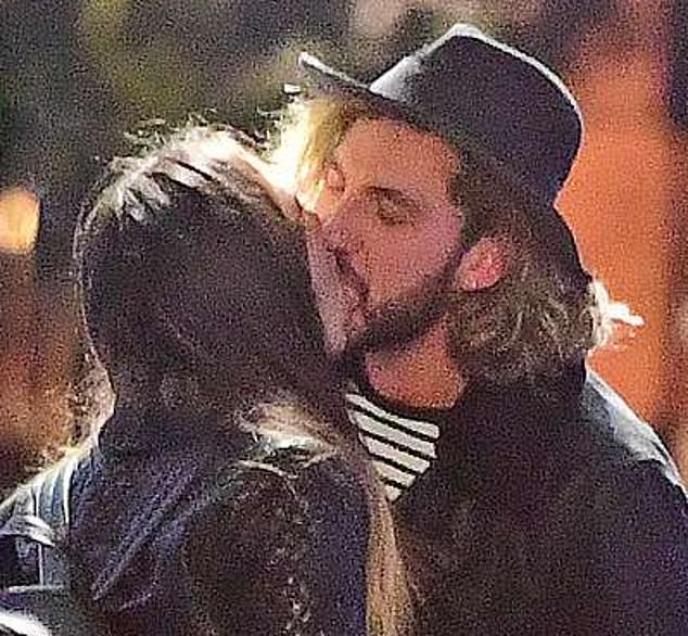 Dok je sudjelovao u seriji Strictly Come Plesa 2018. godine, Seann je poljubio svog profesionalnog plesnog partnera Katyu Jones izvan puba
