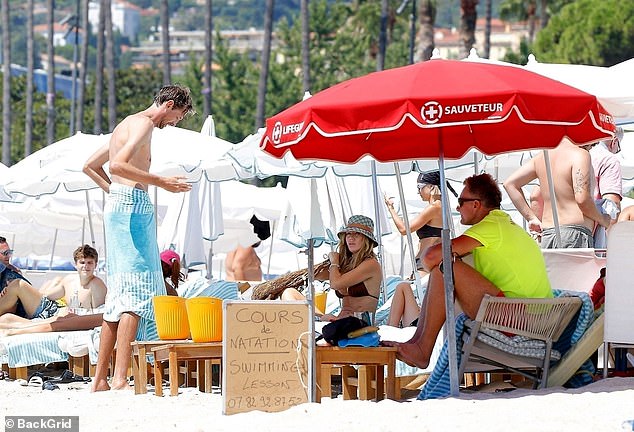 Peter se osušio nakon uranjanja u ocean