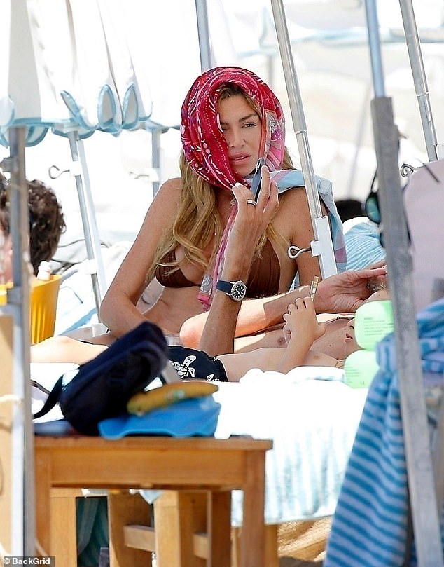 Opatija je razgovarala s Peterom dok je sjedila u hladu