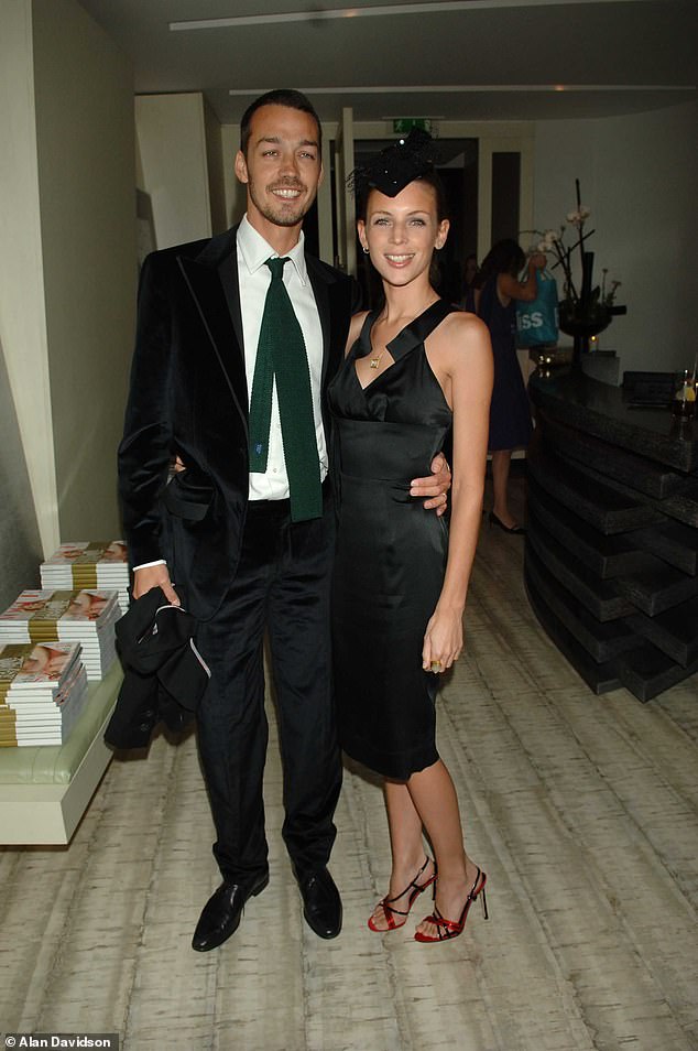 Rupert je u to vrijeme bio oženjen za manekensku glumicu Liberty Ross, a par se razvijao 2014. (Rupert i Liberty prikazani 2005.)