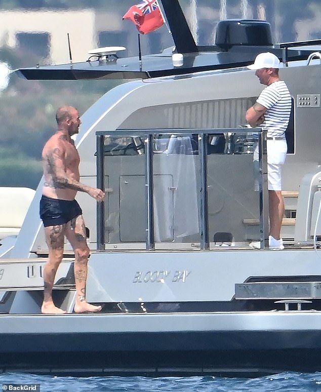 David je razgovarao s pomoćnikom na brodu nakon njegove improvizirane fotografije