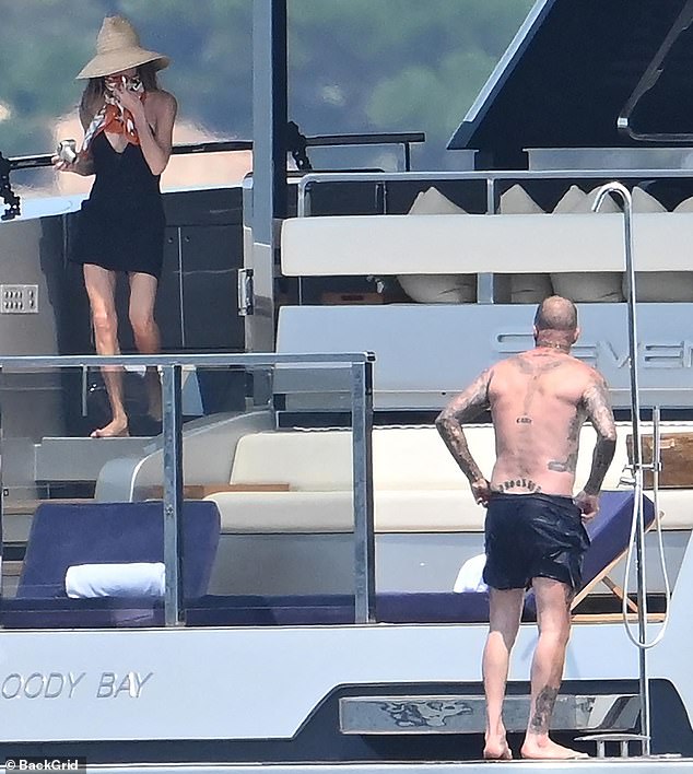 Victoria's Lithe noge bile su na punom izložbi u njenom skijaškom crnom ansamblu