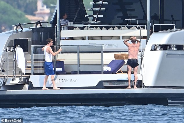Cruz - najmlađi sin klana - fotografirao se Davida kako se tušira na brodu