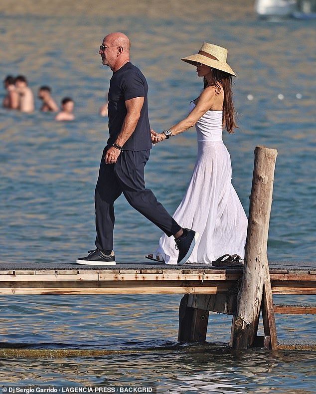 Bivši novinar, bivši novinar, 55, i Amazon milijarder, 61, koji se u lipnju vjenčao na raskošnom vjenčanju, viđeni su kako se vraćaju na svoje Superyacht u iznosu od 485 milijuna dolara tik uz otok Party