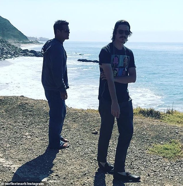 Glazbenik (R, viđen 2017.) - čije je DJ Ime Cutter Mattock - javno ide Sean Knight Nicholson, unatoč Jennifer koji se udala za svog oca Marka Norfleet -a (L) između 1997. i 2003.