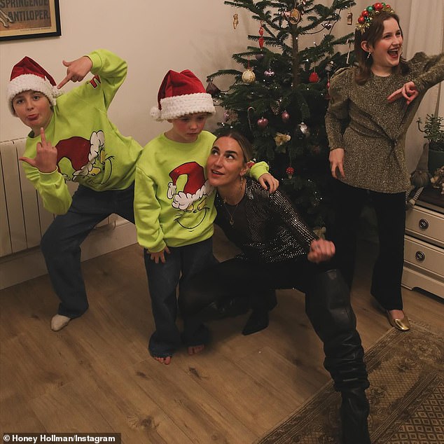 Nicholson je također djed troje djece - Walter, 14; Hank, 8; i Daisy, 13-preko svoje 44-godišnje kćeri Honey Hollman (2-R, viđena 2023.) s danskom manekenkom Winnie Hollman