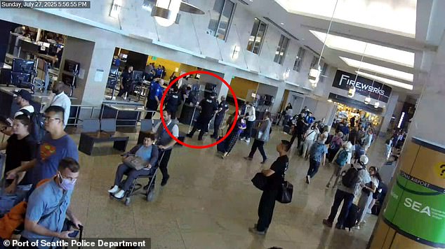 Coleman je viđen kako razgovara s policijom nakon incidenta, rekao je da je započeo kad je od nje uzeo Richardsonove slušalice