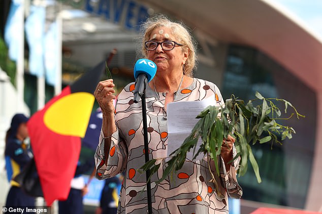 Starija teta Joy Murphy zavjetovala se da više nikada neće raditi s olujom Melbournea zbog polemike dobrodošlice u zemlju