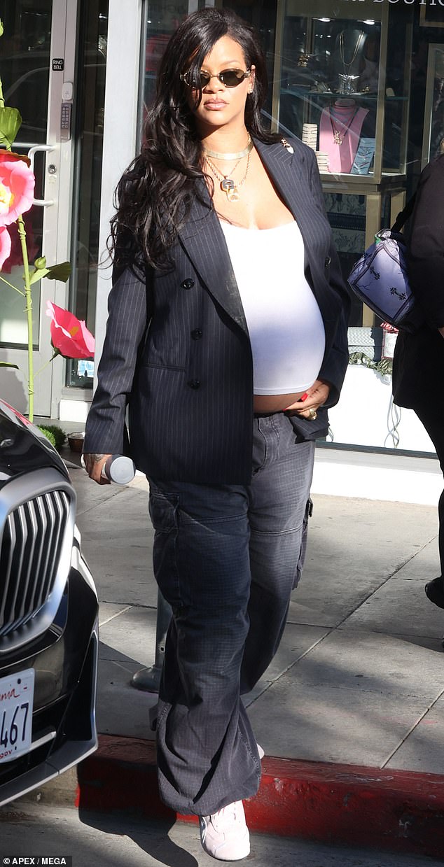 Dodatno se odlučila za bijelu košulju ispod i odlučila se za udobnost ulegnuvši u par bijelih tenisica