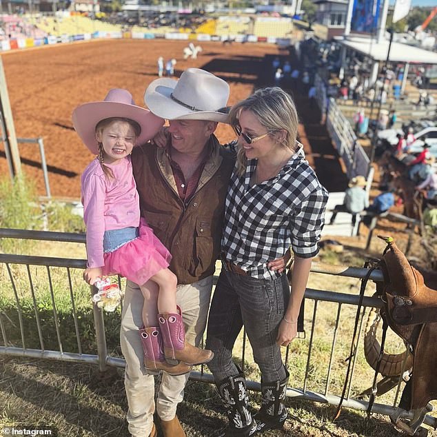 Druga fotografija prikazala je Karl i Harper kako se zveckuju blizu mame Jasmine, koja je također izgledala u paru crno -bijelih kožnih kaubojskih čizama