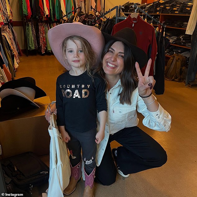 Treća fotografija pokazala je da je Karl danas suorganizatorica Sarah Abo kako je Harper izvela na mjesto maloprodajne terapije