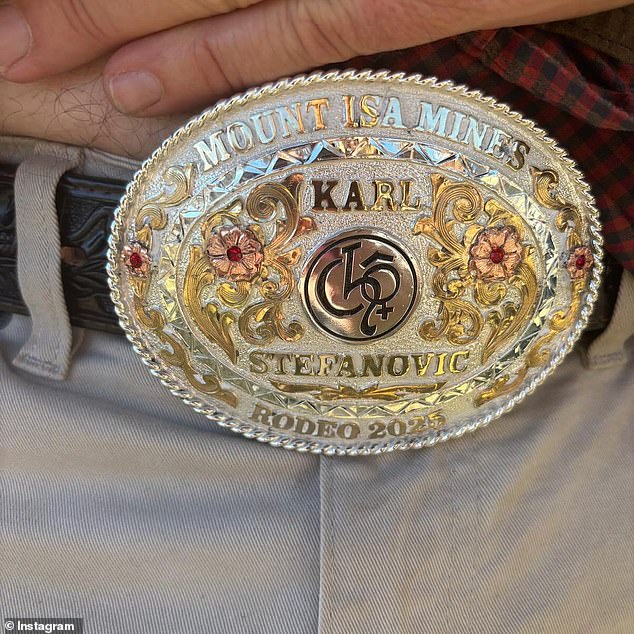 Drugi je pokazao izbliza vrlo ukrašene kopče za pojas, koju su Karlu poklonili organizatori Mount Isa Rodeo