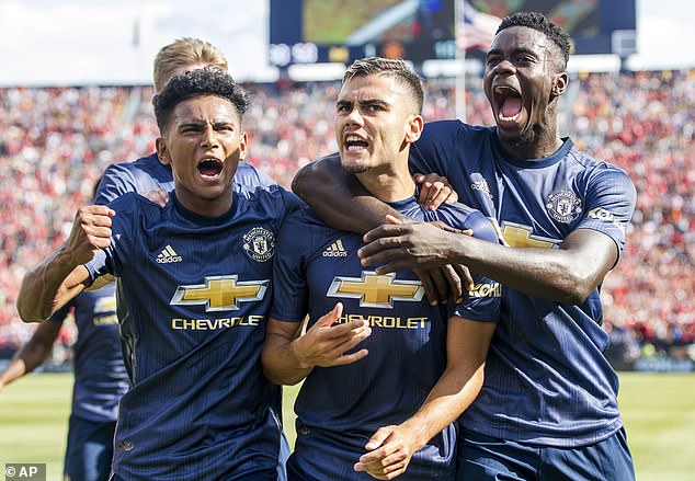 Mitchell se probio kroz redove u Man Unitedu i debitovao prvog tima pod Joseom Mourinhom 2017. godine.