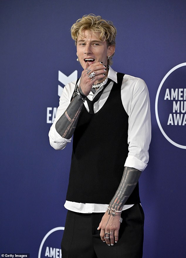 Sada je MGK preuzeo potpunu odgovornost za rascjep na novom albumu Lost Americana, izjavljujući 'slomio sam ovaj dom' i otkrila da je potajno otišao na rehabilitaciju prošle godine - na slici svibnja 2025.