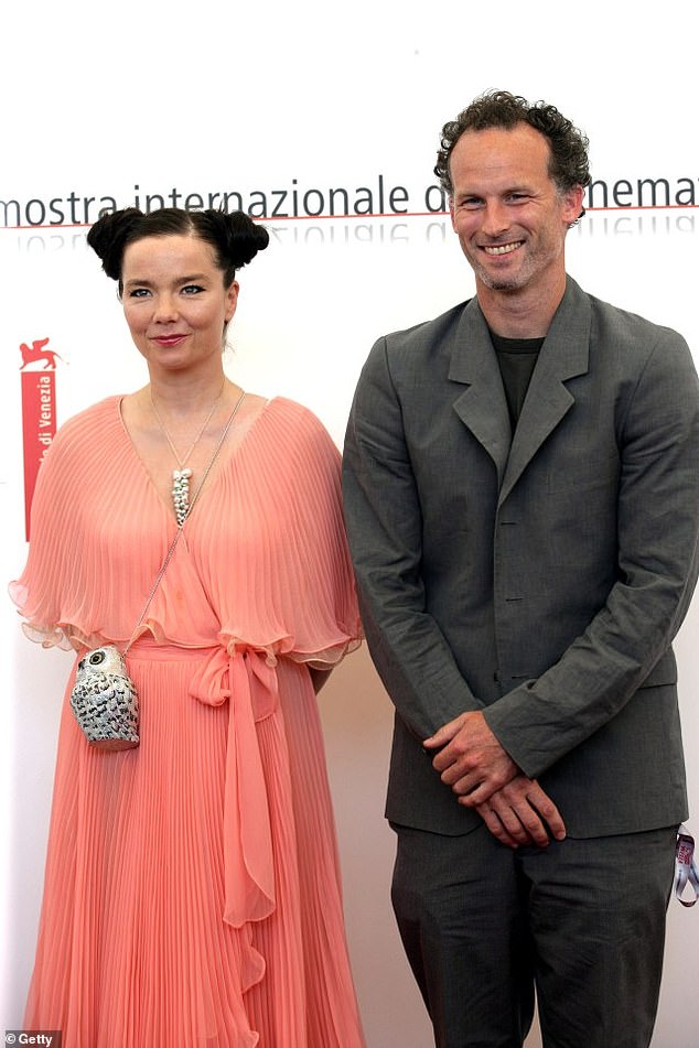 Tako je! To je ísadóra Bjarkardóttir Barney, kći modne ikone Björk, 59, i američki filmski redatelj Matthew Barney, 58 (obje na slici 2005)