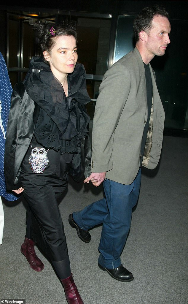 Matthew je, u međuvremenu, kritički priznati suvremeni umjetnik, najpoznatiji po svojoj petodijelnoj eksperimentalnoj filmskoj seriji The Cremaster Cycle (obje na slici 2002)