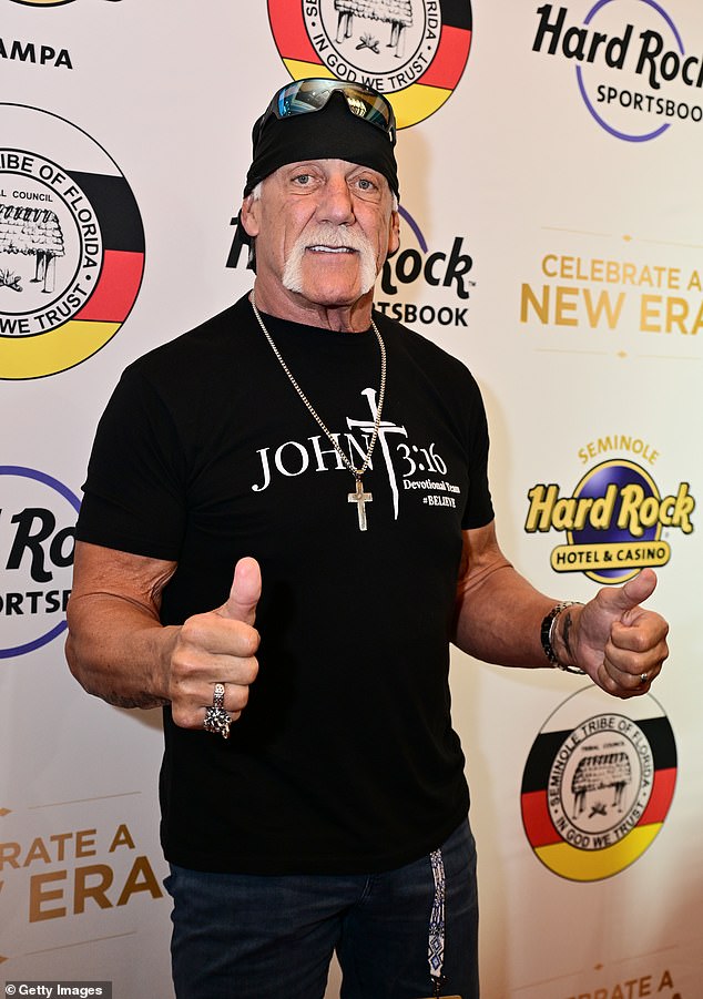 U intervjuu s TMZ -om, Brooke je objasnila da joj nije ugodno s ljudima u pratnji svog oca i da nije odobrila njihovo ponašanje; Na slici u Tampi, FL u prosincu 2023