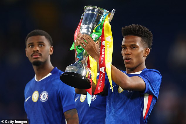 Estevov dolazak predviđen je otkako je Chelsea pristao ugovor s Palmeirasom u lipnju 2024., a transfer od 30 milijuna funti konačno je postao službeni nakon što je ovog ljeta navršio 18 godina.