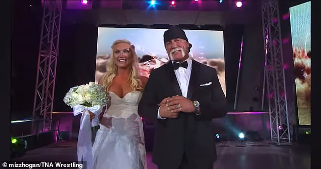 Brooke je objavila video svog oca koji ju je hodao niz prolaz za vjenčanicu, nešto što nije učinio na njenoj ceremoniji 2023. zbog njihovog otuđenja. 'Službeno mogu reći. "Otac me jednom prošetao niz prolaz ..."»Napisala je