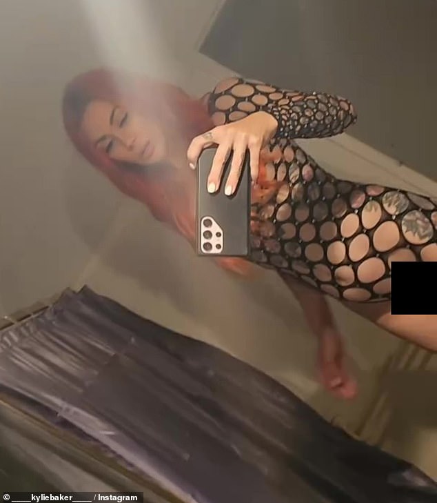 TV zvijezda bivšeg stvarnosti podijelila je snimke na Instagramu u petak navečer dok je pokazivala svoju golu figuru u odjeljku s ribom net