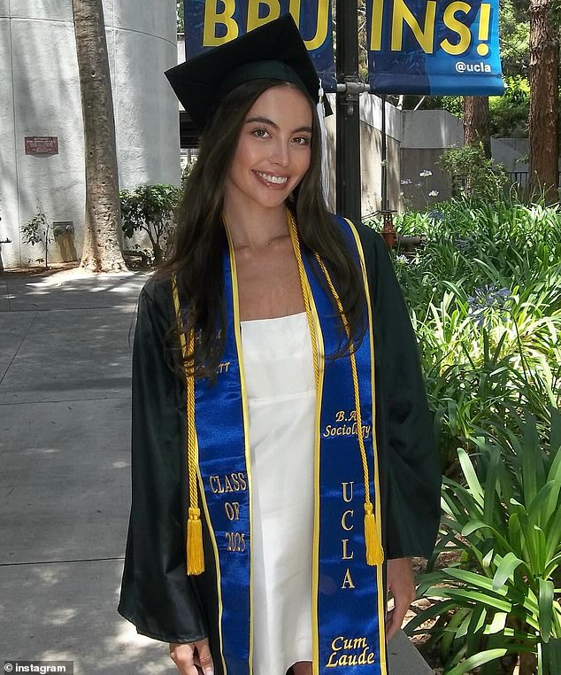 Medijska ličnost nedavno je proslavila svoj 26. rođendan prošlog mjeseca u srpnju, a diplomirala je na UCLA -i s prvostupnicom sociologije u lipnju