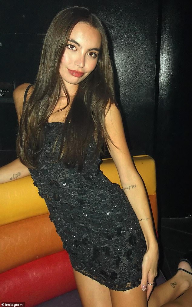 Na fotografijama dobivenim na stranici Six, Cash je u četvrtak uočen kako hvata večeru u Los Angelesu s Hana Sun Doerr, 26 (viđen gore)