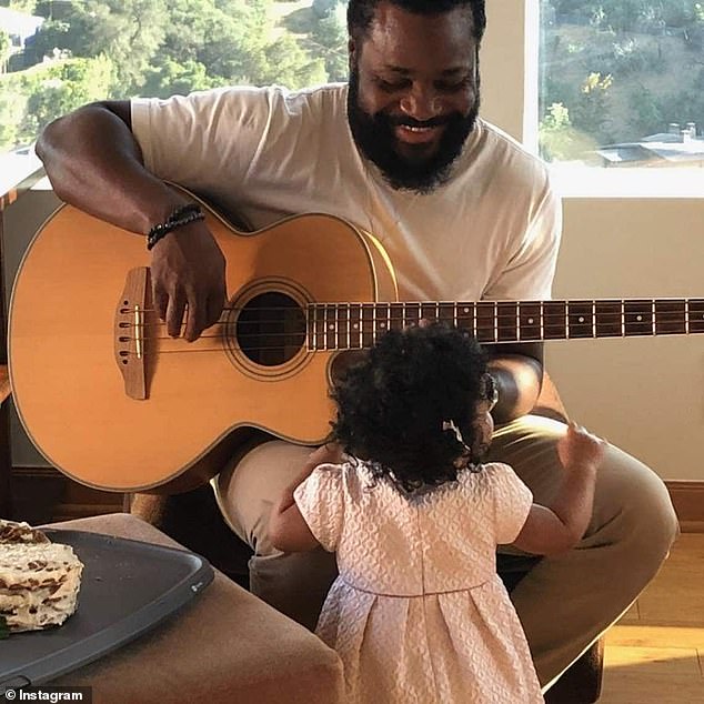 »Gospodine Warner se u jednom trenutku igrao sa svojom kćeri na morskoj obali. Potom ju je ostavio iz vode, a on i njegov prijatelj ušli su u more, 'rekao je Oij u izjavi koja je prvobitno napisana na španjolskom