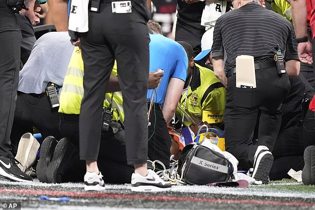 Medicinsko osoblje pomoć u Detroit Lions Sigurnost Morice Norris tijekom petka predsezonskog otvarača