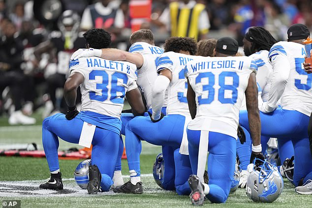 Igrači Detroit Lions i Atlanta Falcons uzimaju koljeno dok Detroit Lions Sigurnost Morice Norris pomaže medicinsko osoblje na terenu tijekom petka predsezonskog otvarača