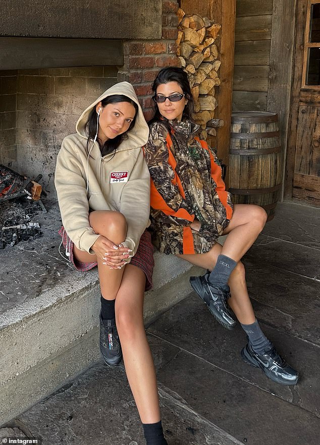 Kourtney je pozirala zajedno s očuhom Atiana de la Hoya, 26, u petak u Instagram Post