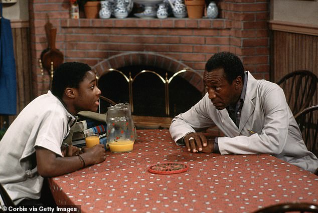 Malcolm, koji je umro od asfiksije potajnima, dobio je 45 minuta CPR -a nakon što je izvučen iz oceana; Malcolm (lijevo) na Cosby Showu