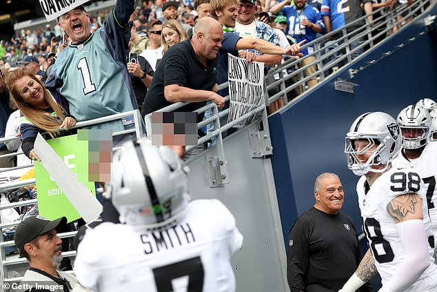 Smith se vidi kako gestikuli na fanovima, dok se Maxx Crosby nasmiješi na putu na teren