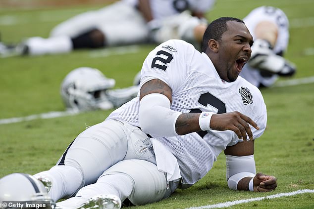 Russell, prvi sveobuhvatan odabir tadašnjih Oakland Raidersa, plamtio se iz NFL-a 2007. godine