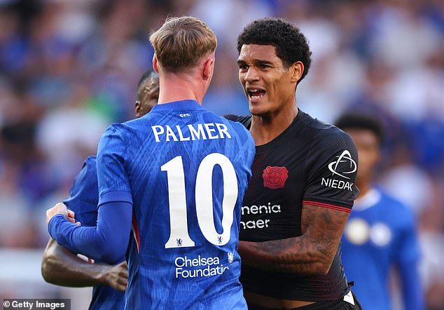 Palmer je vrištao od bola prije nego što se ustao da se suoči s bivšim branič Liverpoola