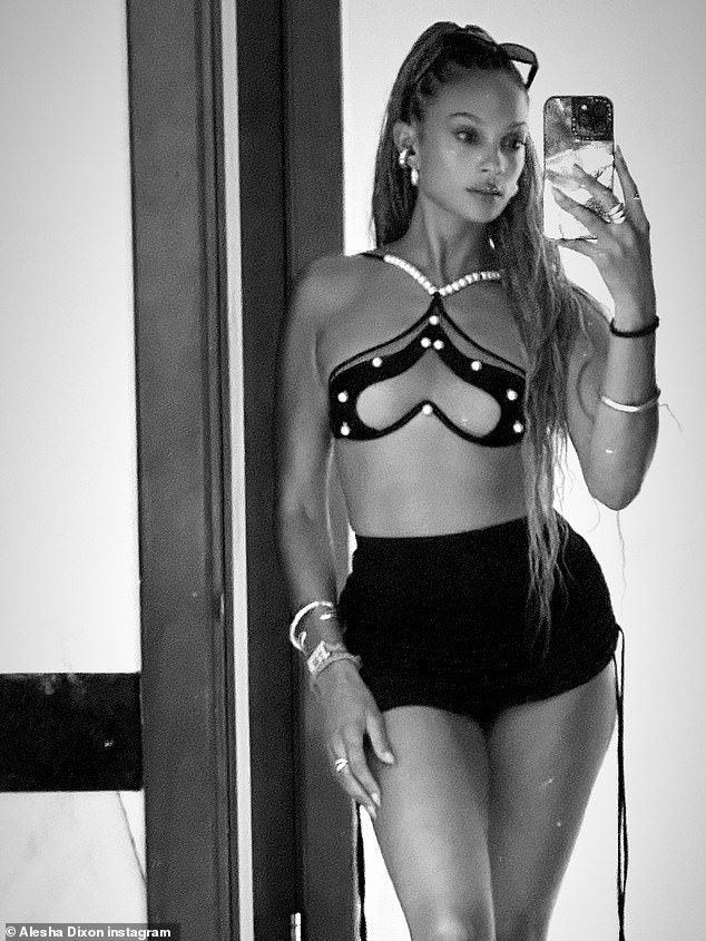Pop zvijezda je u petak objavila nekoliko seksi selfija na Instagramu, što je ostavilo svoje sljedbenike koji žele više - konkretno zbog svoje kriptične poruke