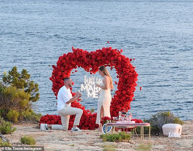 Lavica se u subotu prišla na stranici Instagram kako bi otkrila svoje vesele vijesti sa svojim 831.000 sljedbenika, samo nekoliko dana nakon što je Engleska porasla na pobjedu u 2025. eura