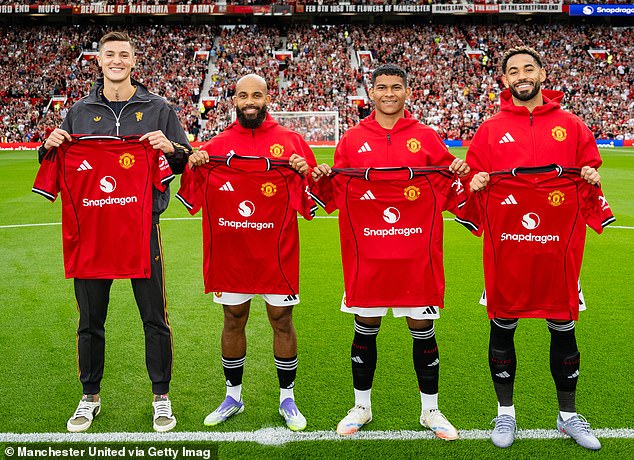 Sesko (lijevo) je u subotu predstavljen na Old Traffordu, zajedno s Bryanom Mbeumoom (drugo lijevo), Diego Leon (druga desna) i Matheus Cunha (desno)