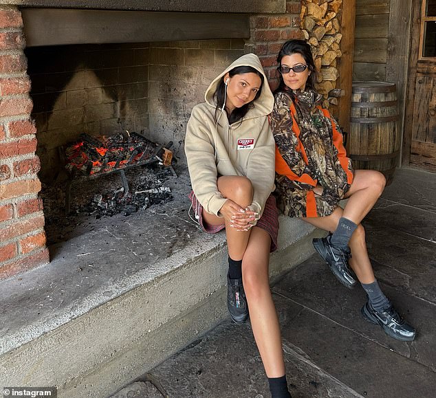 Ova fotografija Kardashian (46) nosila je preveliku jaknu dok je pozirala s očuhom Atiana de la Hoya, možda je izazvala nagađanja o još jednoj trudnoći