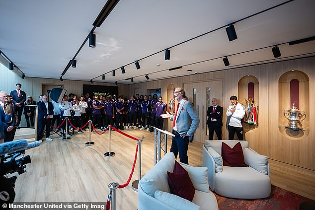 Režući vrpcu, sir Jim se čak i šalio da je morao slušati toliko prijedloga menadžera Ruben Amorim o tome kako bi novo mjesto trebalo izgledati