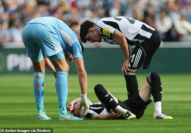 Anthony Gordon bio je prisiljen s kasnom ozljedom, ostavljajući Howeove mogućnosti gore