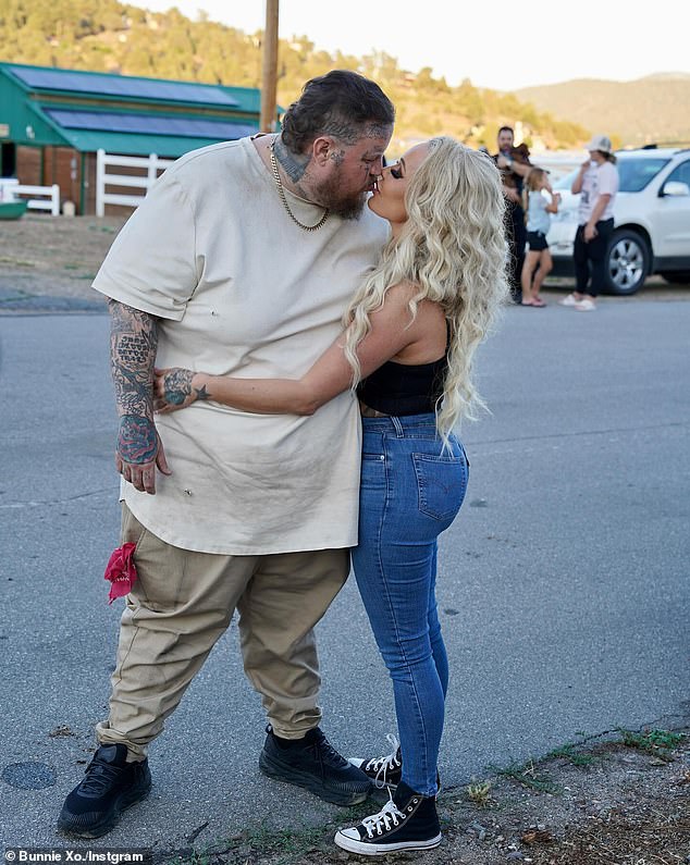 Nekoliko obožavatelja podijelilo je vlastite IVF priče, neke uspješne, neke srčane. Jedan bivši surogat predložio je da par to smatra opcijom