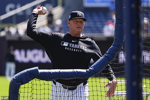 Ex-Yankees Ace Roger Clemens (22) baca ispred ceremonije dana Yankees Old-Timera