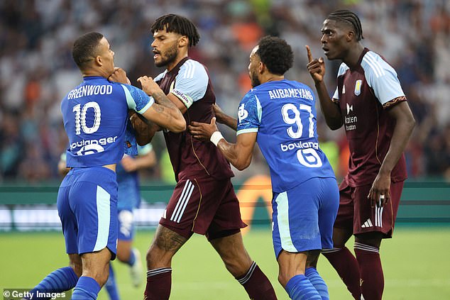 Mings je intervenirao i zgrabio Greenwood i razbio majicu tijekom feistskog incidenta