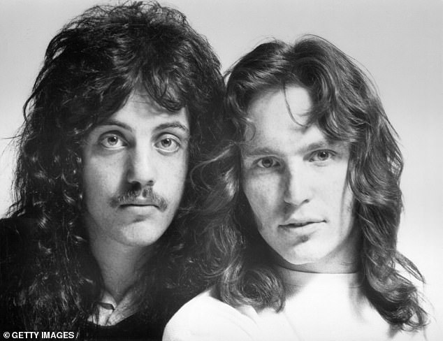 Kad su se još udali za Jona, i ona i Billy krenuli su u aferu - što je rezultiralo raspuštanjem rock dvojaca; Billy (lijevo) i Jon (desno) viđeni 1970. za njihov rock duo Attila