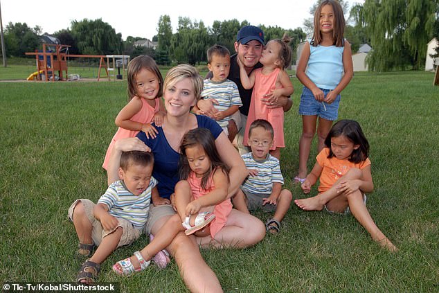Kate i njezin bivši suprug Jon, njihovi sextuplets i blizanci bili su fokus stvarnosti Jon & Kate Plus 8 iz 2007.-2009. '; Na slici 2007