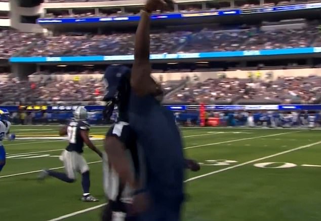 Lamb, koji nije igrao, pregazio ga je sudac, a zatim je dobio nesportsku zastavu