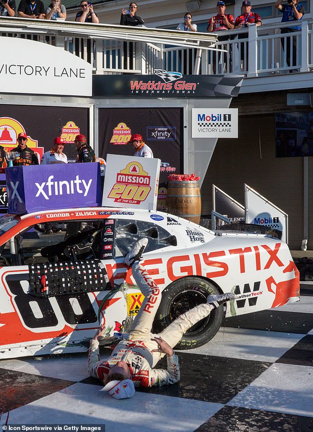 Nakon pobjede u misiji 200 Connor Zilisch (#88 JR Motorsports Registix Chevrolet) pada s njegovog Registix Chevrolet i udari glavom u sletajući u Victory Lane na Glenu